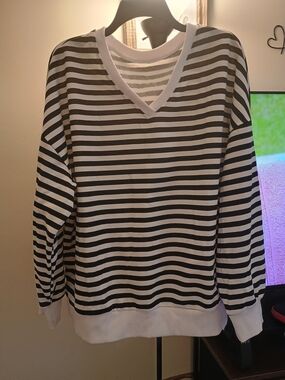 Striped V-Neck Pullover Sweatshirt - Black & White